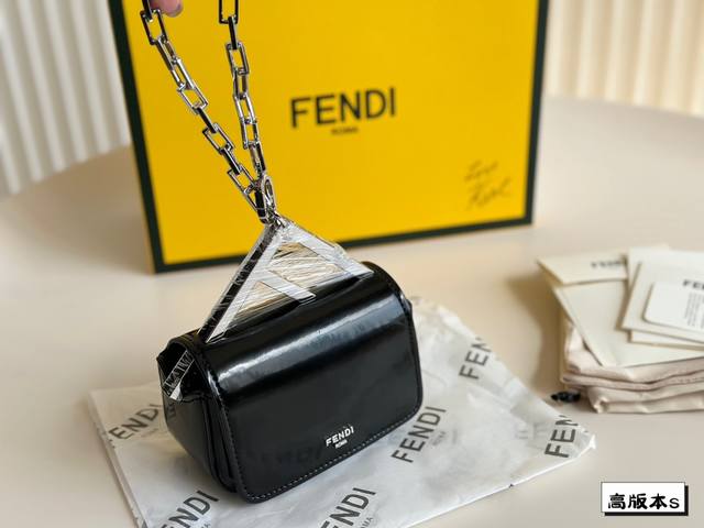 折叠盒 Fend1 First Sight小号 最新fend1 First Sight 小号大f圖案金屬配飾及鏈條，皮革內襯配有手提包鏡子、兩個口袋及唇膏隔層，