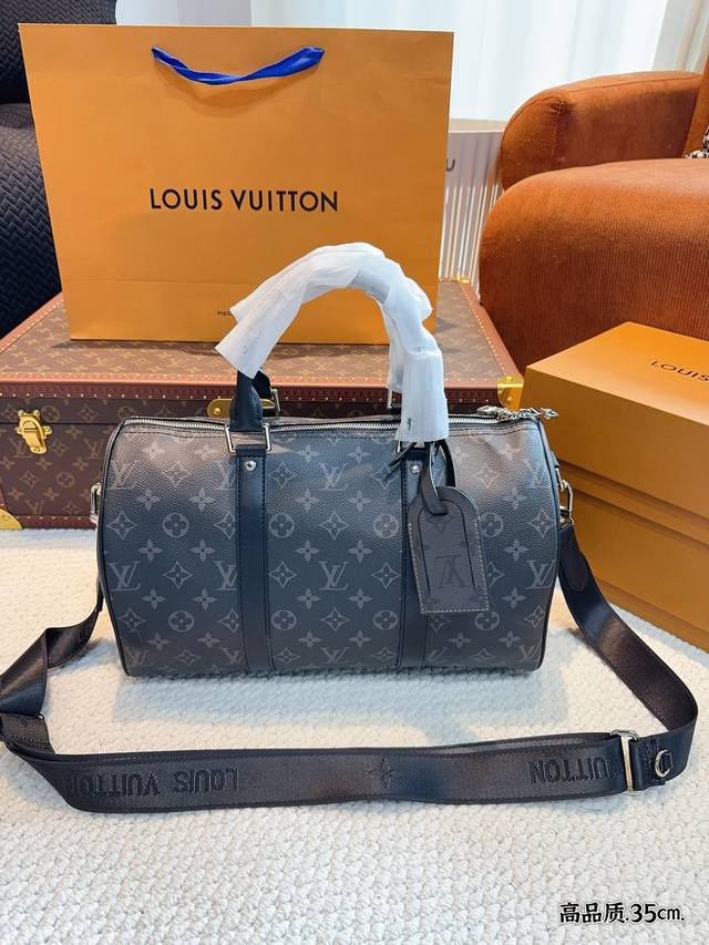 Lv X Nigo Keepall Xs 35枕头包 手袋是一款理想的都市手袋。 标志性的造型与经典的 Monogram 帆布，加之多种携带方式和奢华的天然牛皮