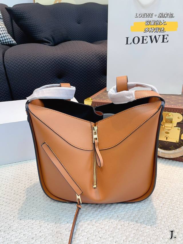 配礼盒 Loewe 罗意威 吊床包 一如既往的品质哈，满满的度假风，重点是炒鸡百搭，不挑人也不挑衣服，而且非常夏日绝对吸引眼球～拿到手真的让人爱不释手夏天要来了