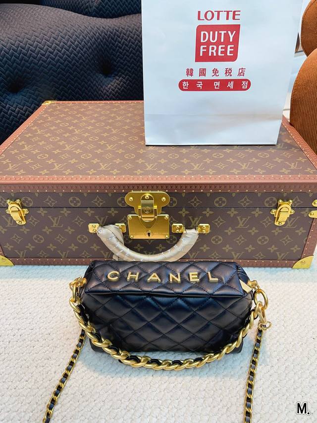 Chanel Ysl 中古斜挎包 哇咔咔太喜欢了 真是惊艳到我了、包包挺括 很能装 整体而言 非常实用 又耐造 尺寸：22*8*13Cm