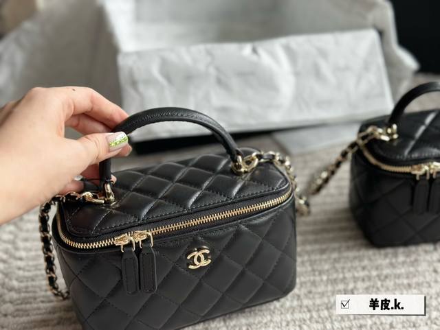 羊皮 配盒 Size：18*10Cm 10*9Cm Chanel 小香家 手提款 包包有卡位 镜子很实用 化妆小盒子 各种拗造型 真真香