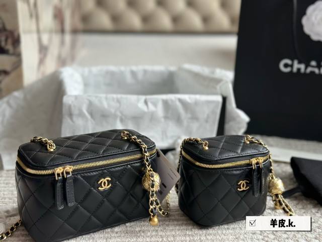 羊皮 配盒 Size：18*10Cm 10*9Cm Chanel 小香家 金球款 包包有卡位 镜子很实用 化妆小盒子 各种拗造型 真真香