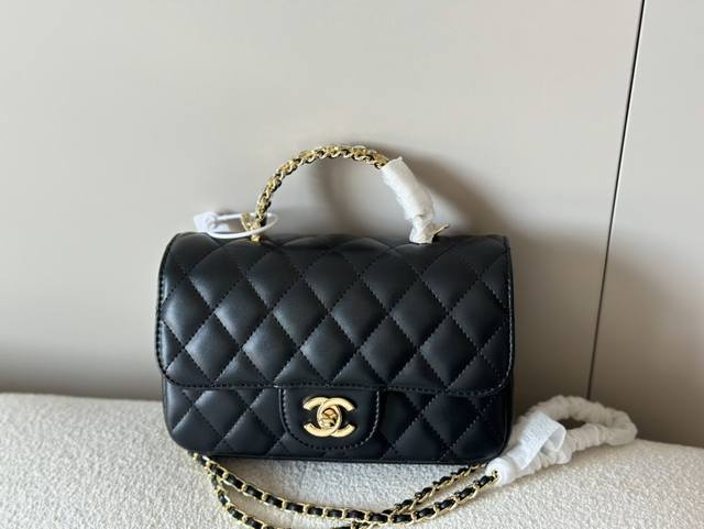 配盒 Size ：20*12Cm 小香家 Chanel23K皮穿链手柄cf让经典再升级~ 可以手提的！包包很实用！ 羊皮配淡金扣，优雅又公主，最喜欢手柄上的小l