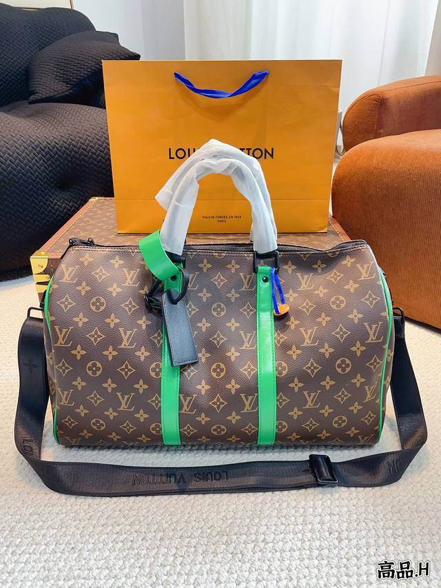 Lv 路易威登联名款keepall45斜跨包旅行包 一只帅气能装的旅行袋 时尚爆发款火热来袭 经典设计大气可观男女通用款 包包采用原版皮质 超级厚实 耐磨 耐用