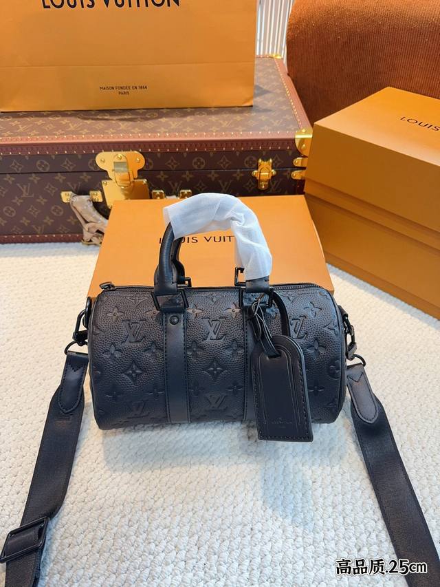 配礼盒. Lv X Nigo Keepall Xs 黑武士 25枕头包 手袋是一款理想的都市手袋。 标志性的造型与经典的 Monogram 帆布，加之多种携带方