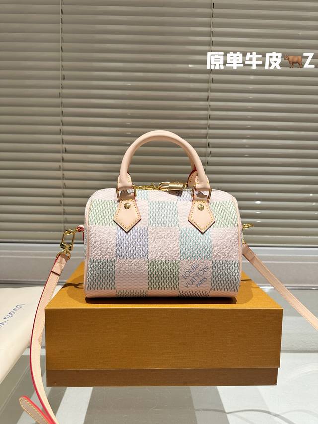 顶级原单 变色皮 Size：20*14Cm Lv Ss24 Speedy 20 一起感受夏天的快乐~ 拎一个小包包真的爱了爱了~ 很高级哦！ 搜索：Lv Nan