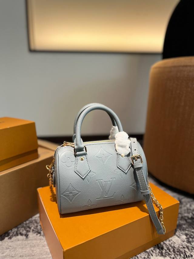 雾霾蓝 Lv Speedy 20Cm枕头包 无论版型 内里和专柜毫无差别 真正原版复刻 内里可拆卸 火遍全球的爆款机场大包 机车女神包 明星同款 贵气而充满活力