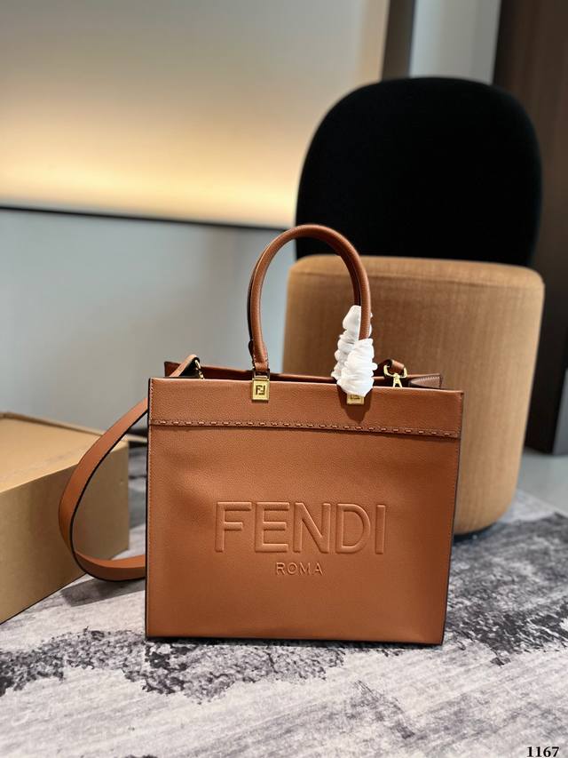 尺寸：35 30Cm F家 Fendi Peekabo 购物袋 经典的tote造型！托特包