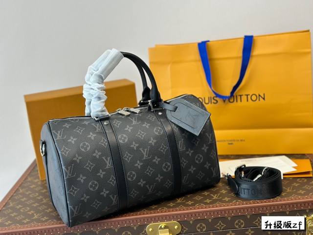 压花 Lv Keepall黑灰老花 Keepall35这个新尺寸简直完美的兼顾了日常和旅行。实用程度百分百。＃这个模板有点东西＃Lv