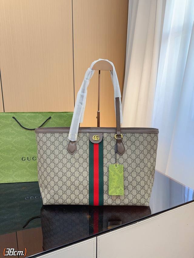 酷奇gucci 托特包 轻松演绎复古时髦 包型挺阔，简约而不简单不需要过多的装饰，日常搭配西装和t恤，就能将高级感体现的淋漓尽致！尺寸：38*13*29Cm