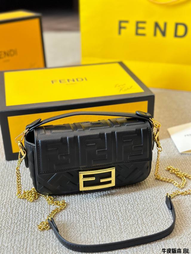 牛皮版本 Fendi Baguette 法棍包小号 Fendi Baguette 法棍包中号第一眼就觉得砸中了我。加上中号有一根较长的肩带，非常实用。中号的装两