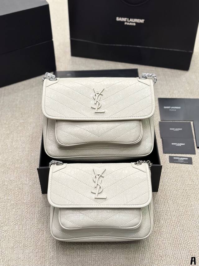 牛皮版本 中号原版牛皮圣罗兰翻盖邮差包自留推荐圣罗兰ysl-Niki专柜新品 明星款 据说上市不到一个月被抢空 超多博主推荐 保留了ysl一贯的摇滚精神 走的都