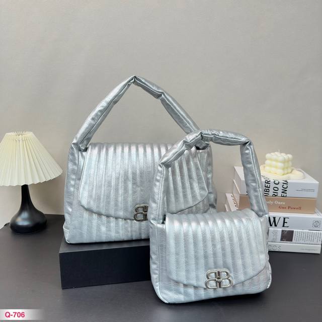 配折叠盒 巴黎世家balenciaga Monaco Sling Bag 新款sling 腋下包，男士用也好看 尺寸有大小尺寸，男士建議大的，要收納三也可以。拍