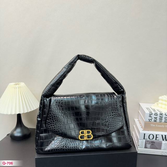 鳄鱼纹 配折叠盒 巴黎世家balenciaga Monaco Sling Bag 新款sling 腋下包，男士用也好看 尺寸有大小尺寸，男士建議大的，要收納三也