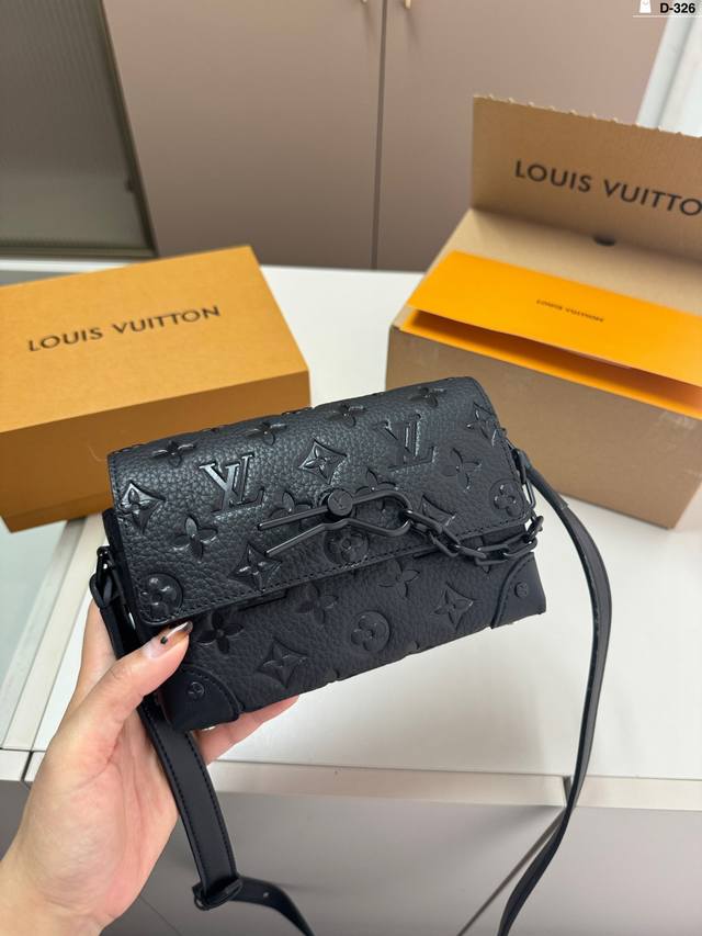 Lv Fw22 秀款 方盒子包 今年最好看的一只包男女通吃 Lv的这只软盒子mini Soft Trunk 真是lv今年最时髦的小包了吧！D-326尺寸17.6