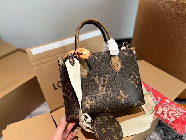 Lv Onthego 新款丛林包 Onthego绝对是通勤工具包必备单品之一轻盈容量大百搭最最关键不娇气小号的尺寸刚刚好也不像老花的容易撞款 尺寸小号25Cm