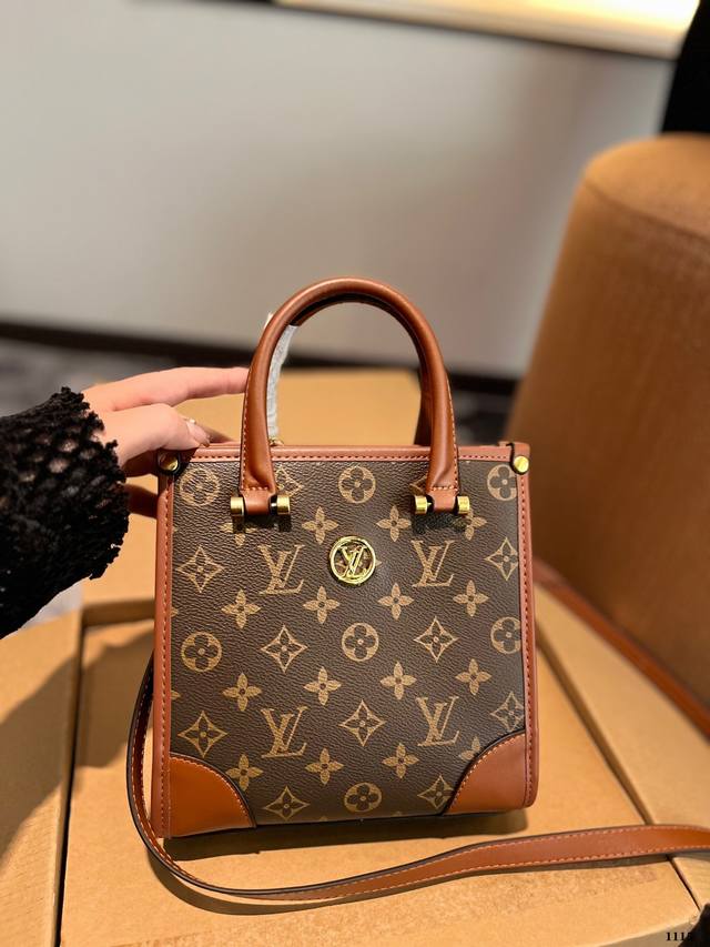 礼盒包装 Lv Dior 中古手提包 单肩斜挎款 这款包真的很简单 越看越好看 容量非常感人 轻松装纳日常随身物品 这只包真的要安利大家 简直是搭配神器 尺寸：