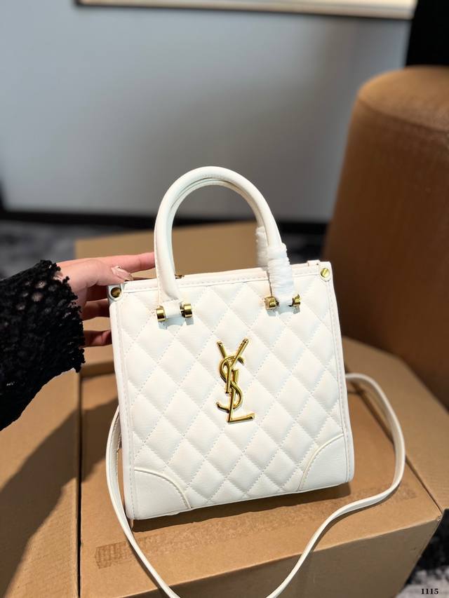 礼盒包装 Ysl 中古手提包 单肩斜挎款 这款包真的很简单 越看越好看 容量非常感人 轻松装纳日常随身物品 这只包真的要安利大家 简直是搭配神器 尺寸：20