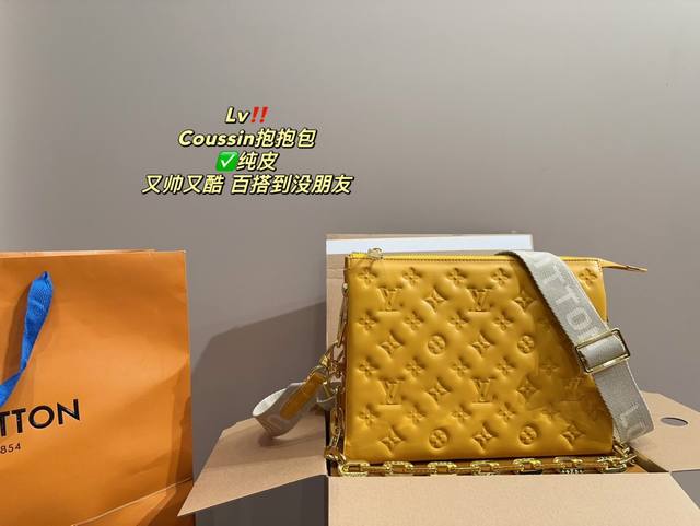 纯皮 折叠盒尺寸27.21 Lv Coussin抱抱包 牛皮版本 最爱的黑白 Look来啦 柔软的小羊皮质地 让我拿上手的那一刻就爱上了它的触感 包包内里 很多