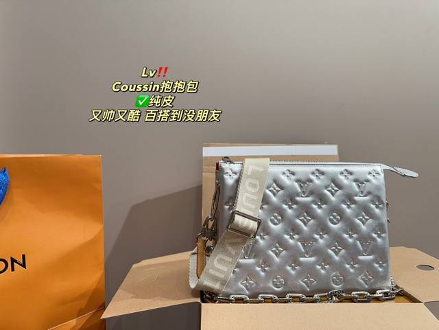 纯皮 折叠盒尺寸27.21 Lv Coussin抱抱包 牛皮版本 最爱的黑白 Look来啦 柔软的小羊皮质地 让我拿上手的那一刻就爱上了它的触感 包包内里 很多