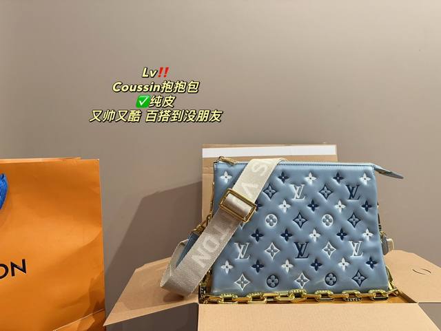 纯皮 折叠盒尺寸27.21 Lv Coussin抱抱包 牛皮版本 最爱的黑白 Look来啦 柔软的小羊皮质地 让我拿上手的那一刻就爱上了它的触感 包包内里 很多