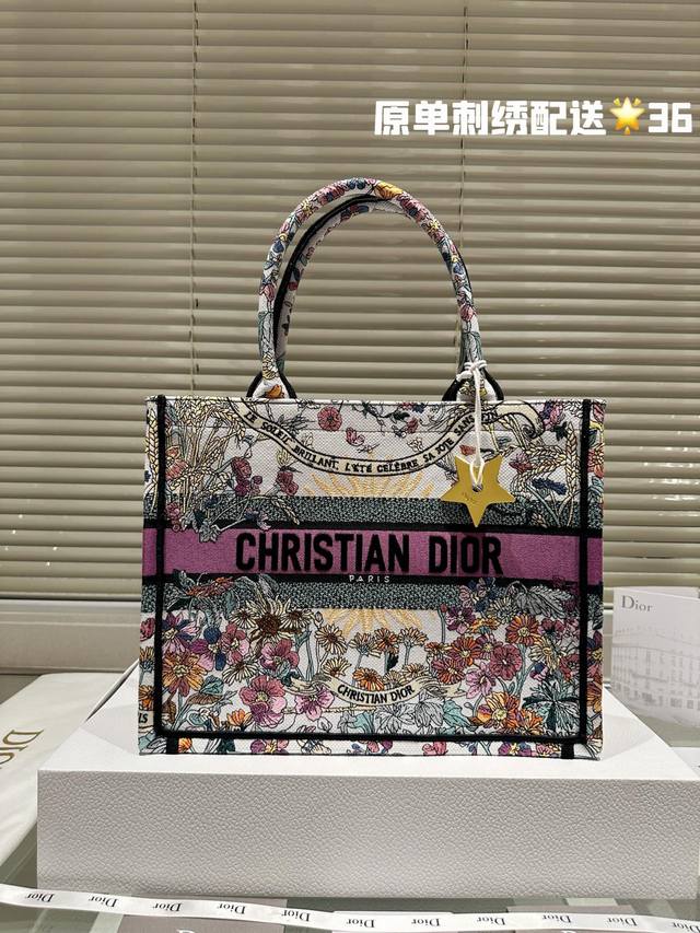 3D浮雕原版布 Dior 原版布提花 Dior Book Tote今年最喜欢的一款购物袋 Tote我用的次数最多的包，因为容量超级大，不管什么东西都向里面放，当