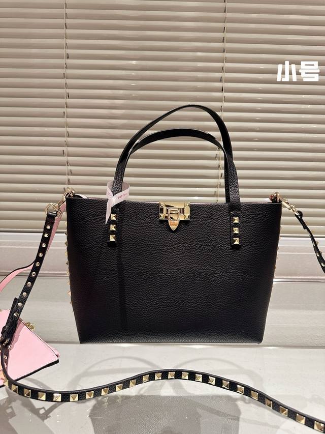 华伦天奴valentino女士 托特包 Valentino Letter Bag 来自valentino 的信袋。新赛季刚刚到来。 尺寸 26.21 39.31