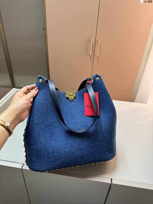 华伦天奴valentino女士 Valentino 秀款 Black Tie Valentino Letter Bag 来自valentino 的信袋。新赛季刚