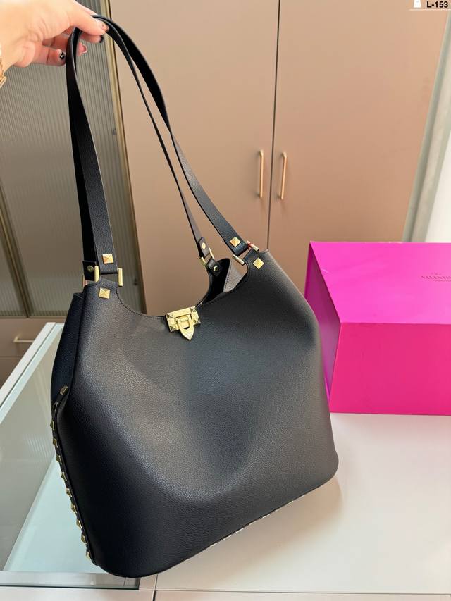 华伦天奴valentino女士 Valentino 秀款 Black Tie Valentino Letter Bag 来自valentino 的信袋。新赛季刚