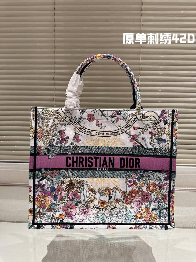 原单刺绣 Dior 提花 托特包 最新色 Dior Book Tote今年最喜欢的一款购物袋 Tote我用的次数最多的包，因为容量超级大，不管什么东西都向里面放