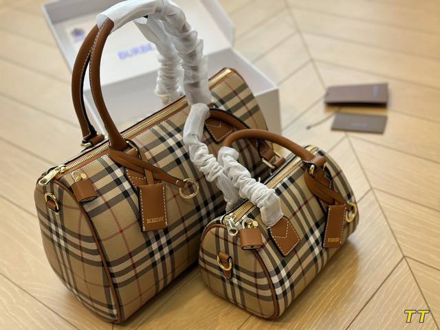 Burberry枕头包 可手提 可斜挎 尺寸18.5*12 30*22 不限制年龄段哦！