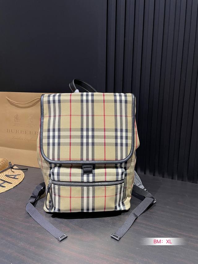 Burberry 巴宝莉 Vintage复古格子条纹 帆布翻盖双肩包 男女通用背包 书包 经典logo搭配原厂工艺材质 休闲百搭 采用精湛镶嵌细工，实物拍摄 原