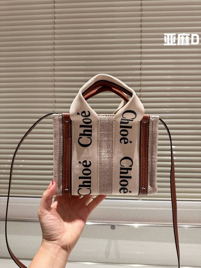 升级版 Size：20*15Cm 迷你 Woody Tote Mini实在是太好看啦！ 尺寸刚刚好哦！ 可以放下大尺寸手机 Mini托特包可可爱爱过夏天 搜索：