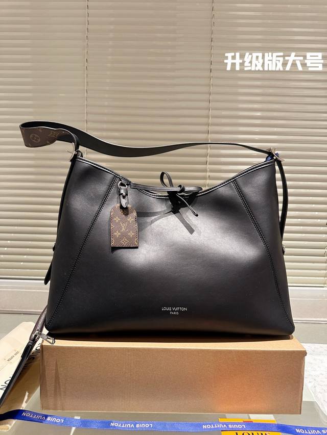 牛皮版本 配盒 Carryalldark 中号手袋 本款 Carrvall Dark 中号手袋以柔软羊皮革塑造时尚慵懒 廓形为 2024 春夏秀场造型增添瞩目姿