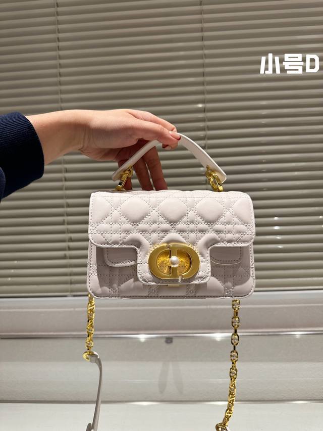 小羊皮 Dior新包款 4種背法，背上它大家都要夸 Dior新包系列 Dior Jolie Top Handle Jisoo同款預售，3月14正式上市 黑色ca