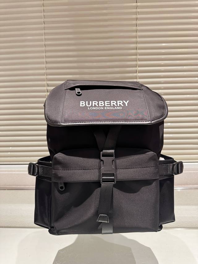 顶级原单 原版布 Burberry 男士 双肩背包 #巴宝莉双肩包# Burberry究竟rucksack背包怎么来设计灵感源自品牌20世纪初的经典军装造型，希