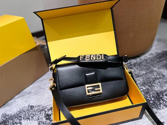 折叠盒 Fendi Baguette芬迪法棍包中号第一眼就觉得砸中了我。加上中号有一根较长的肩带，非常实用。装两个手机，钱包，钥匙，墨镜，口红，粉饼都毫无压力。