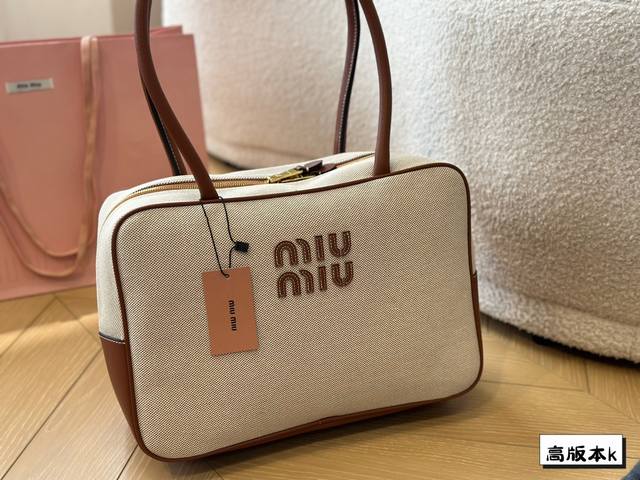 Size：35*22Cm Miumiu保龄球 公文包 夏天怎么能少了帆布包了呢 背起来都很nice 哦 可手拎也可斜挎！ 出场就是miumiu小公主！