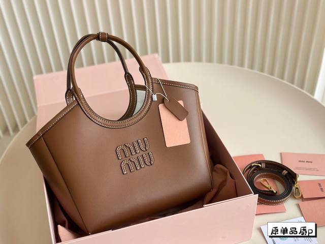 折叠盒 Size：23*17Cm Miumiu新款托特tote 今年的风刮的太猛了 老多爆款了！ 这款的版型也太好看了吧！ Miumiu 这一季不管是单肩包还是