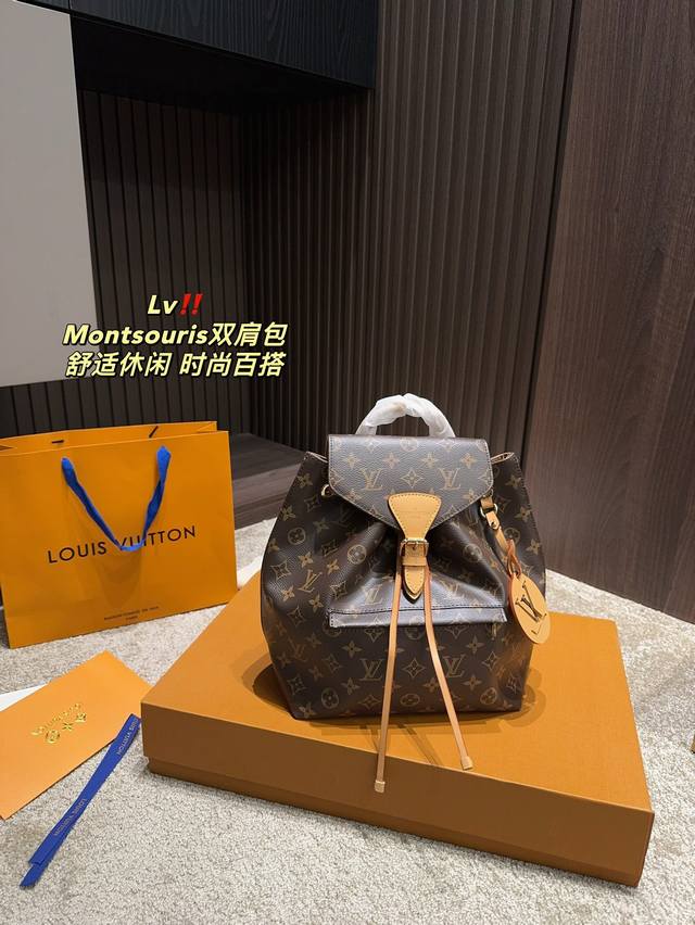 折叠盒尺寸32.28 Lv Montsouris 小号双肩包 取材 Monogram 帆布和牛皮革，搭配源自品牌档案的搭扣和皮革抽绳。 充裕内部空间和拉链外袋增