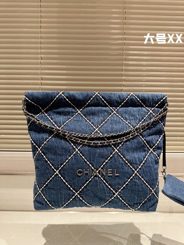 原版布 Size：35*40Cm 大 爱了这个小香牛仔垃圾袋 满满的随性慵懒风 Chanel香奈儿 22B牛仔垃圾袋真的是绝绝子 水洗蓝白渐变色+银色五金 搜索