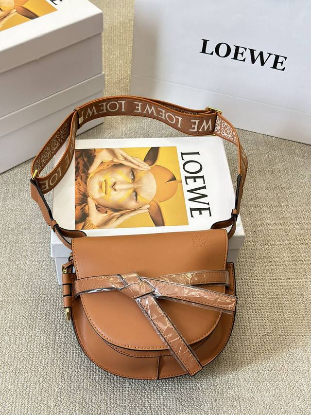 牛皮版本 Size：24*20Cm 大 Loewe 罗意威 新肩带很美哦！ Gate Bag马鞍包斜挎包， 感觉gate是loewe的礼物 ！ 牛皮皮质！