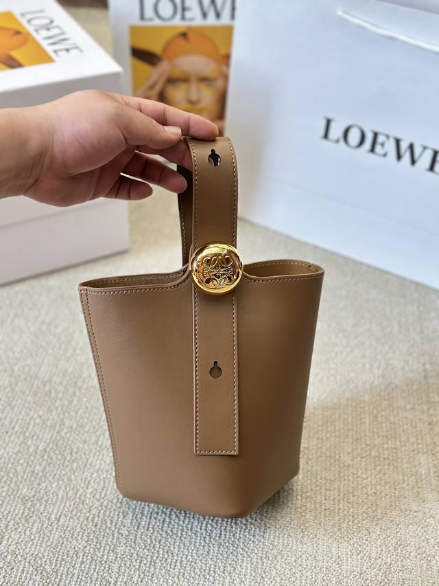 牛皮版本 Loewe Pebble Mini水桶包终于来咯！！ Loewe也有属于自己的“菜篮子”啦！！ Mini尺寸精致可爱，还配有一根可调节的长肩带 包包可