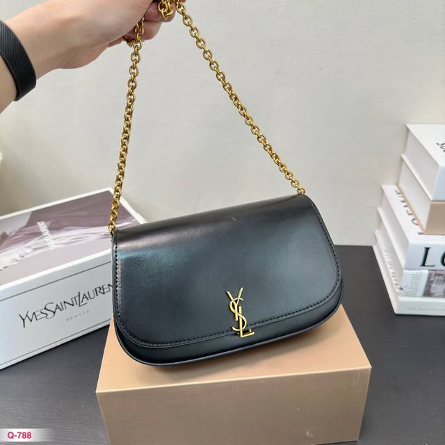 免税店全套包装 圣罗兰 Ysl Voltaire 腋下包“ 极简主义最爱的款式、透露着高级的美感！椭圆腋下包型很有复古感、手拎腋下背法皆宜！翻盖搭扣很新颖~空间