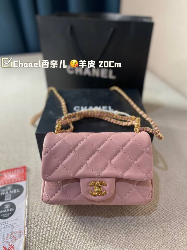 折叠盒飞机盒 Chanel香奈儿 小香风包 可调节的链条任何身高都能hold住 Mini Cf链条包与金色相互映衬虽然是羊皮的，但是一点都不会软链简约大气又很精