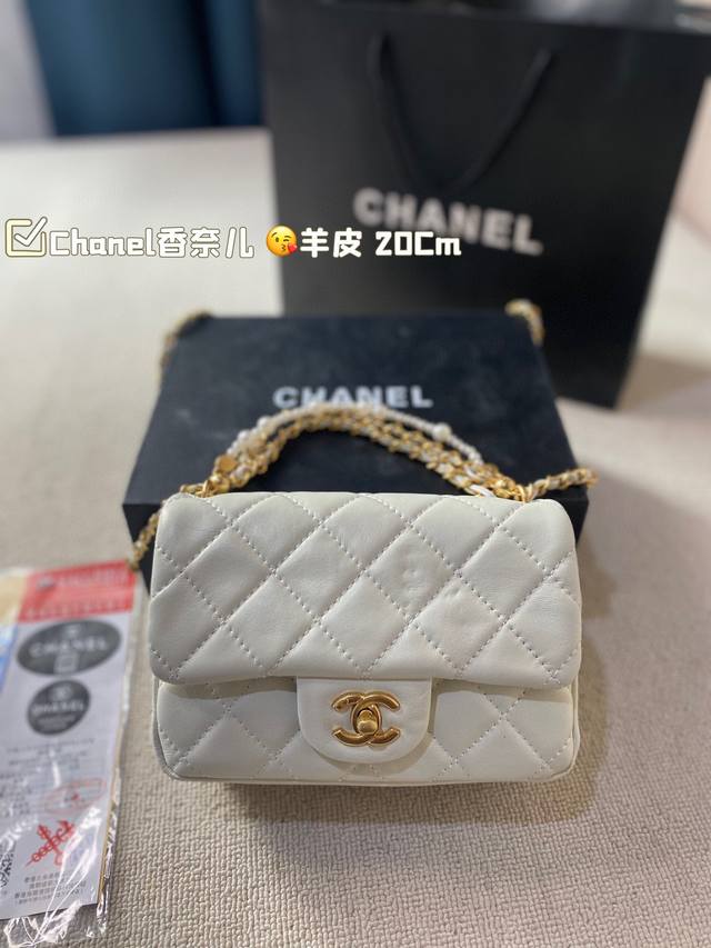 折叠盒飞机盒 Chanel香奈儿 小香风包 可调节的链条任何身高都能hold住 Mini Cf链条包与金色相互映衬虽然是羊皮的，但是一点都不会软链简约大气又很精