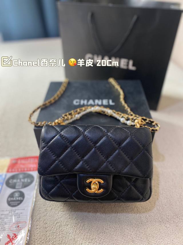 折叠盒飞机盒 Chanel香奈儿 小香风包 可调节的链条任何身高都能hold住 Mini Cf链条包与金色相互映衬虽然是羊皮的，但是一点都不会软链简约大气又很精