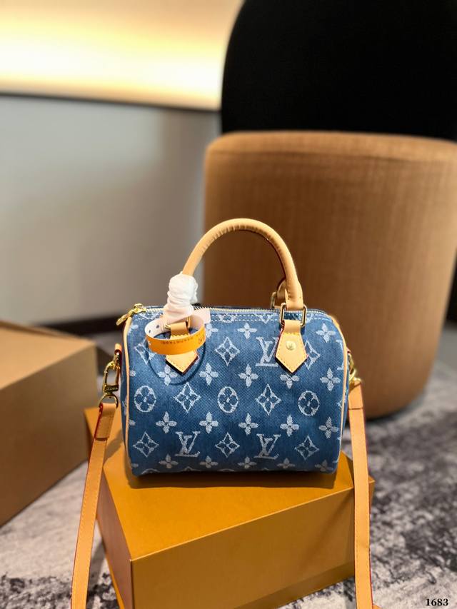 牛仔 Lv Speedy 20Cm枕头包 无论版型 内里和专柜毫无差别 真正原版复刻 内里可拆卸 火遍全球的爆款机场大包 机车女神包 明星同款 贵气而充满活力的