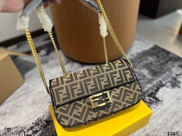 Fendi Vintage法棍包 2022年米兰时装周街拍中，潮人们背的最多的包包大概就是fendi芬迪的这款腋下包了 经典布料 有种慵慵懒懒的街头风。戚薇、R