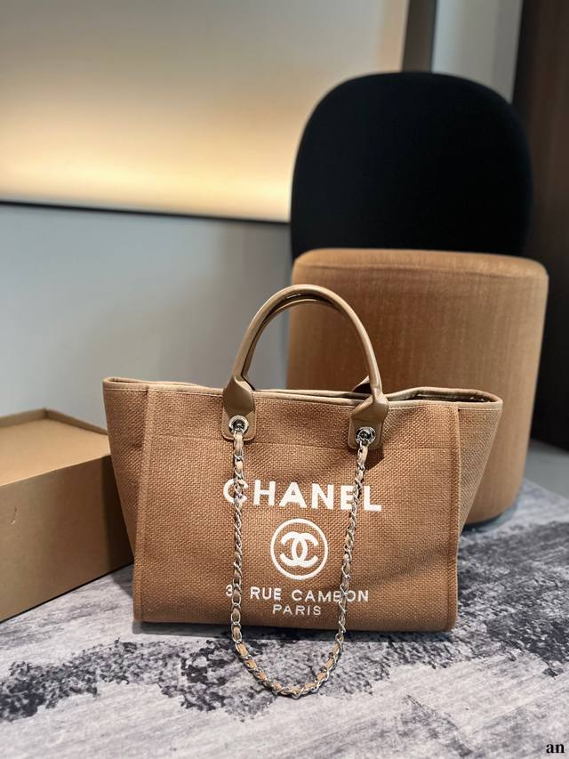 Chanel 新款香奈儿沙滩包购物袋 Chanel沙滩包每年都会出新的款 跟老款不同的logo装饰更加高端大气 容量超级可妈咪包 简约休闲的设计深受欢迎 而且容